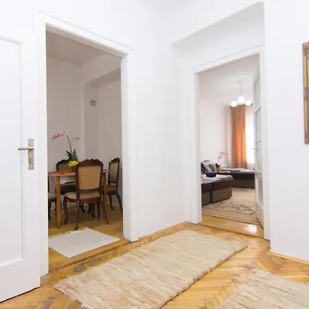 Old Town Apartment *